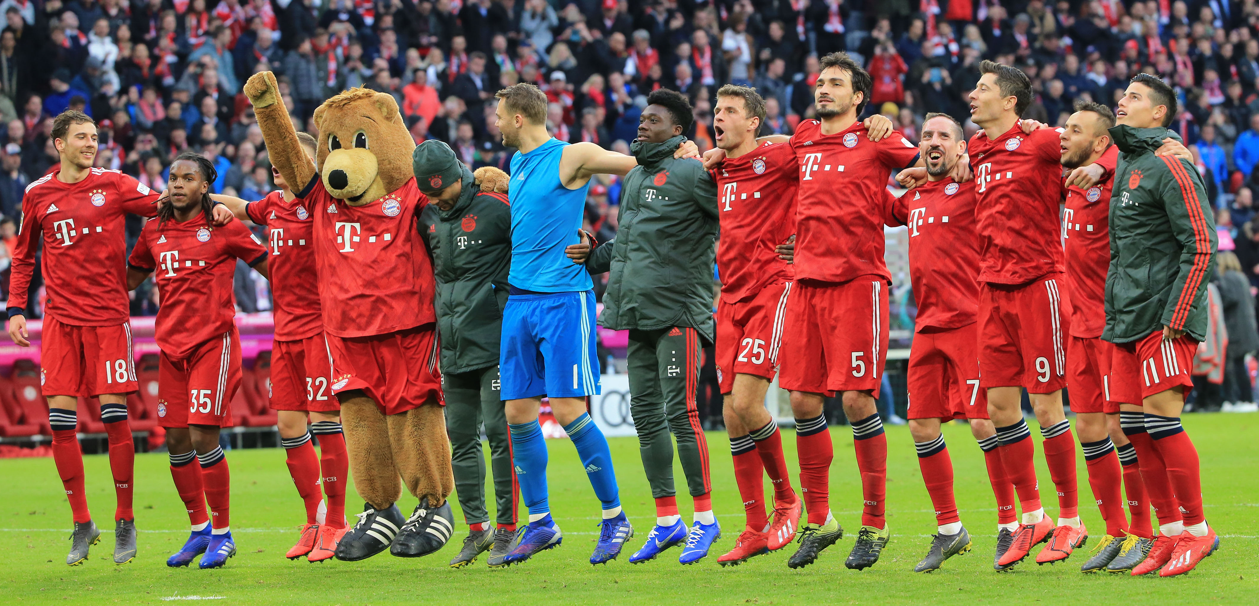 感谢俱乐部，U16国少球员身穿各自俱乐部训练服拍摄全家福（致谢各俱乐部，U16国少球员穿本队训练服拍全家福）